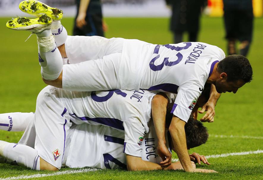 La Fiorentina festeggia la vittoria di San Siro. Reuters